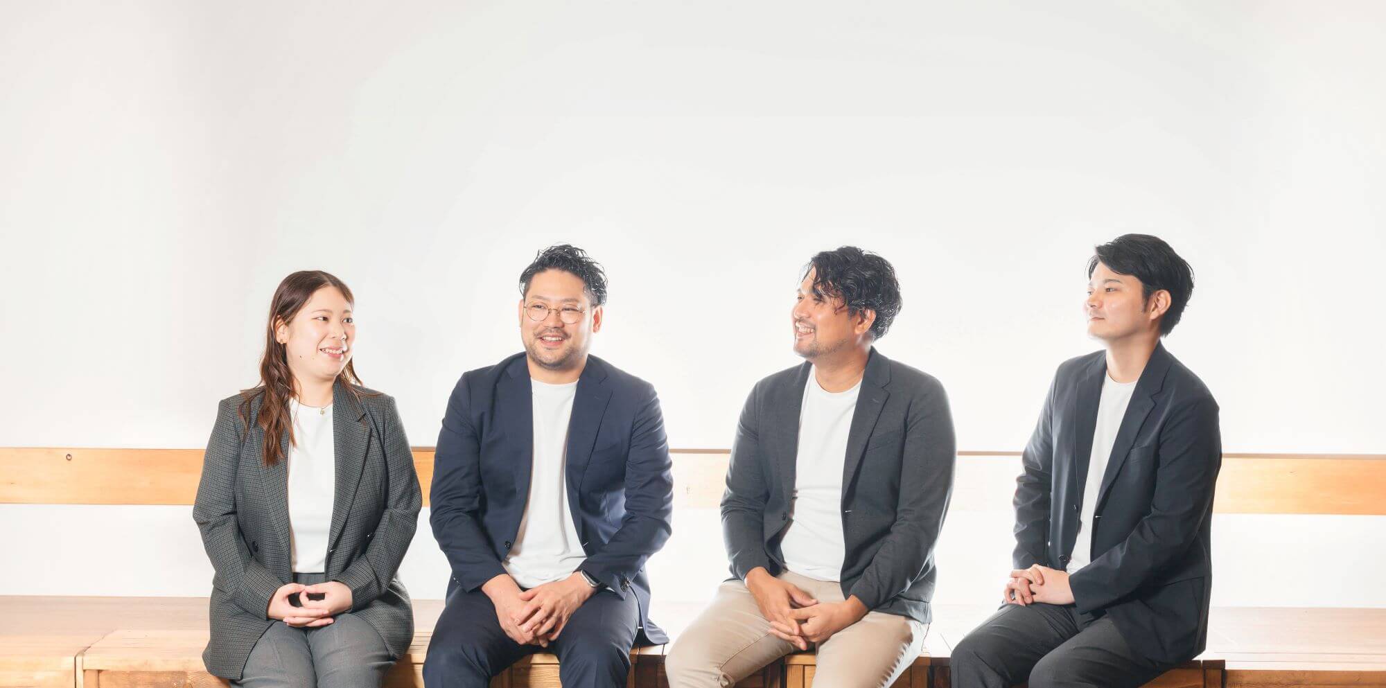 株式会社やんばるワークスの代表とスタッフの談笑風景